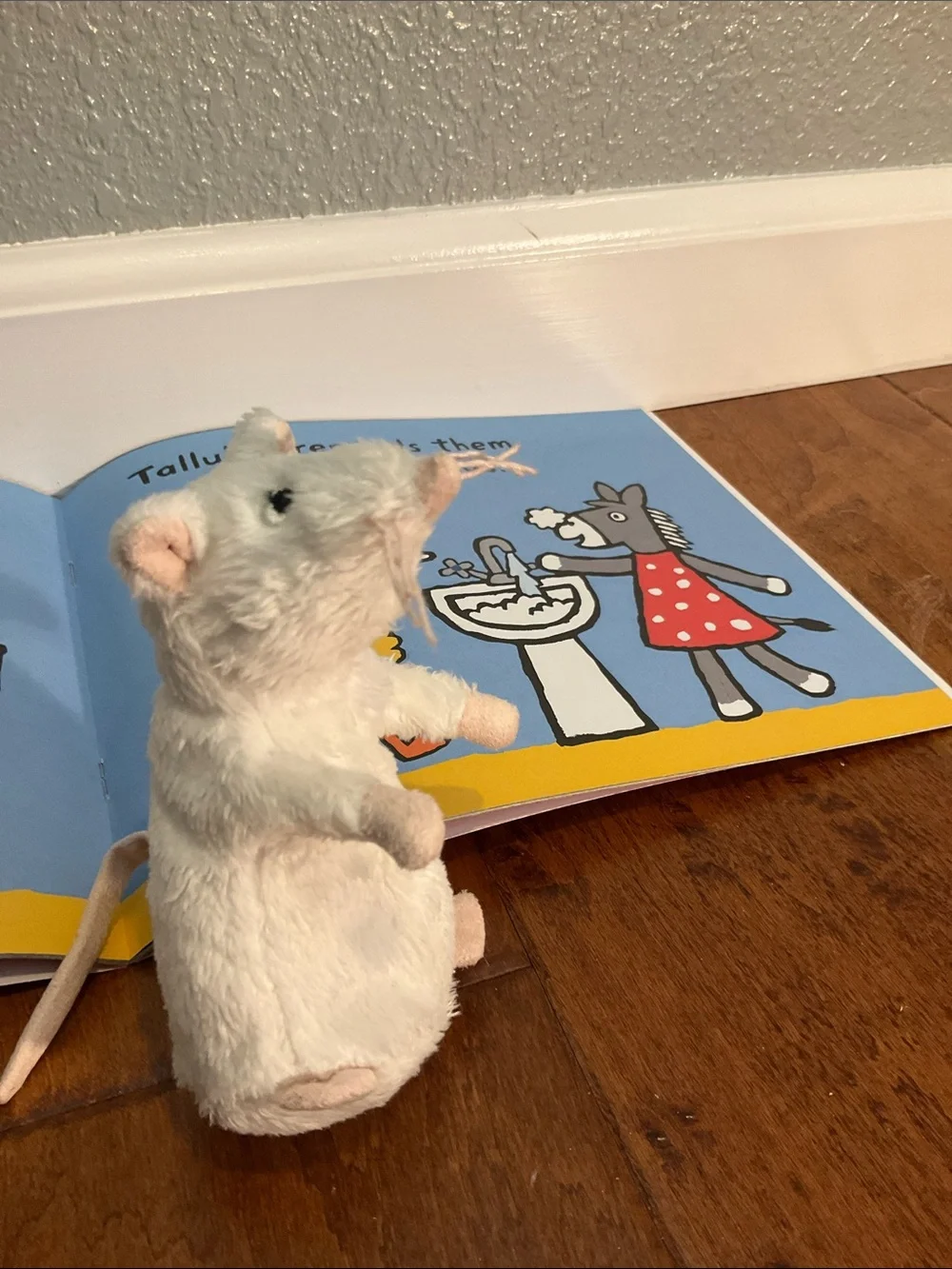 Maisy Goes to Preschool book and staff Maisy. NWT